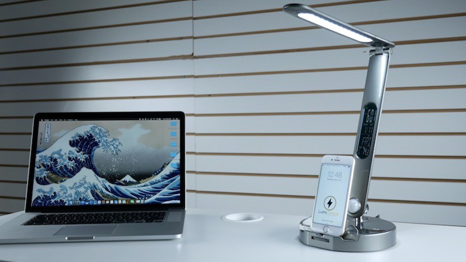 LumiCharge, une lampe de bureau ou de chevet qui fait chargeur universel